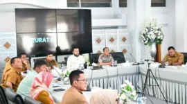 Wali Kota Padang, Fadly Amran mengikuti Rapat Koordinasi bersama Mendagri RI, Tito Karnavian secara daring dari Kediaman Resmi Wali Kota Padang, Selasa (6/1/2026). (Foto: Diskominfo Padang)