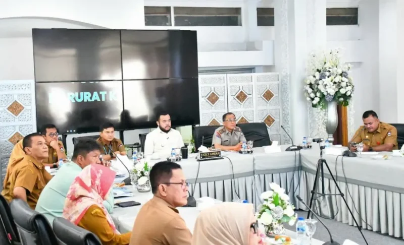 Wali Kota Padang, Fadly Amran mengikuti Rapat Koordinasi bersama Mendagri RI, Tito Karnavian secara daring dari Kediaman Resmi Wali Kota Padang, Selasa (6/1/2026). (Foto: Diskominfo Padang)