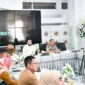Wali Kota Padang, Fadly Amran mengikuti Rapat Koordinasi bersama Mendagri RI, Tito Karnavian secara daring dari Kediaman Resmi Wali Kota Padang, Selasa (6/1/2026). (Foto: Diskominfo Padang)