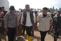 Wali Kota Padang Fadly Amran meninjau penanganan dampak banjir bandang yang dilakukan Yayasan Dar el-Iman Peduli bersama UPI YPTK Padang di kawasan Musala Nurul Ihsan, Kelurahan Gurun Laweh, Kecamatan Nanggalo, Selasa (6/1/2026). (Foto: Prokopim Padang)