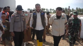 Wali Kota Padang Fadly Amran meninjau penanganan dampak banjir bandang yang dilakukan Yayasan Dar el-Iman Peduli bersama UPI YPTK Padang di kawasan Musala Nurul Ihsan, Kelurahan Gurun Laweh, Kecamatan Nanggalo, Selasa (6/1/2026). (Foto: Prokopim Padang)