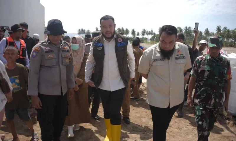 Wali Kota Padang Fadly Amran meninjau penanganan dampak banjir bandang yang dilakukan Yayasan Dar el-Iman Peduli bersama UPI YPTK Padang di kawasan Musala Nurul Ihsan, Kelurahan Gurun Laweh, Kecamatan Nanggalo, Selasa (6/1/2026). (Foto: Prokopim Padang)
