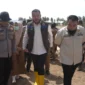 Wali Kota Padang Fadly Amran meninjau penanganan dampak banjir bandang yang dilakukan Yayasan Dar el-Iman Peduli bersama UPI YPTK Padang di kawasan Musala Nurul Ihsan, Kelurahan Gurun Laweh, Kecamatan Nanggalo, Selasa (6/1/2026). (Foto: Prokopim Padang)