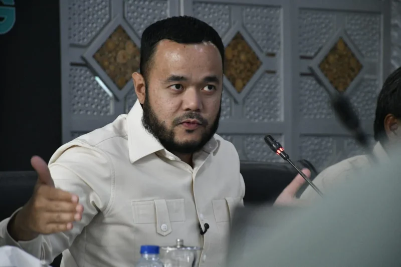 Wali Kota Padang Fadly Amran saat Rapat Pembahasan Perubahan Aliran Sungai bersama akademisi dan pemangku kepentingan di Gedung Putih Rumah Dinas Wali Kota Padang, Selasa (6/1/2026). (Foto: Diskominfo Padang)