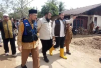 Wali Kota Padang, Fadly Amran bersama Rektor UPI YPTK, Muhammad Ridwan dan Ketua Yayasan Dar el-Iman Peduli, Muhammad Elvi Syam melakukan peninjauan lapangan ke Gurun Laweh, Kecamatan Nanggalo, Selasa (6/1/2026). (Foto: Diskominfo Padang)