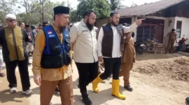 Wali Kota Padang, Fadly Amran bersama Rektor UPI YPTK, Muhammad Ridwan dan Ketua Yayasan Dar el-Iman Peduli, Muhammad Elvi Syam melakukan peninjauan lapangan ke Gurun Laweh, Kecamatan Nanggalo, Selasa (6/1/2026). (Foto: Diskominfo Padang)