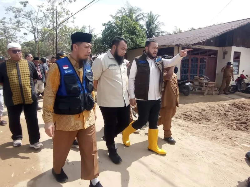 Wali Kota Padang, Fadly Amran bersama Rektor UPI YPTK, Muhammad Ridwan dan Ketua Yayasan Dar el-Iman Peduli, Muhammad Elvi Syam melakukan peninjauan lapangan ke Gurun Laweh, Kecamatan Nanggalo, Selasa (6/1/2026). (Foto: Diskominfo Padang)