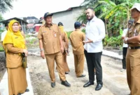 Wali Kota Padang Fadly Amran meninjau langsung progres penataan kawasan kumuh di RW 03 Pasir Sebelah, Kelurahan Pasia Nan Tigo, Kecamatan Koto Tangah, Senin (19/1/2026). (Foto: Prokopim Padang)