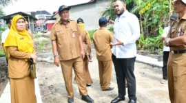 Wali Kota Padang Fadly Amran meninjau langsung progres penataan kawasan kumuh di RW 03 Pasir Sebelah, Kelurahan Pasia Nan Tigo, Kecamatan Koto Tangah, Senin (19/1/2026). (Foto: Prokopim Padang)