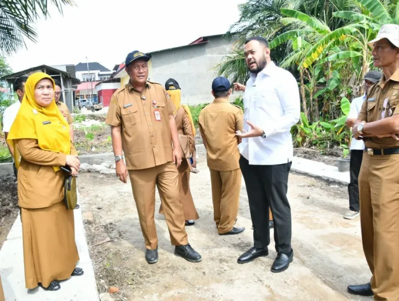 Wali Kota Padang Fadly Amran meninjau langsung progres penataan kawasan kumuh di RW 03 Pasir Sebelah, Kelurahan Pasia Nan Tigo, Kecamatan Koto Tangah, Senin (19/1/2026). (Foto: Prokopim Padang)