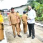 Wali Kota Padang Fadly Amran meninjau langsung progres penataan kawasan kumuh di RW 03 Pasir Sebelah, Kelurahan Pasia Nan Tigo, Kecamatan Koto Tangah, Senin (19/1/2026). (Foto: Prokopim Padang)