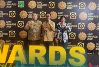 Wali Kota Padang Panjang Hendri Arnis menerima UHC Award 2026 di JIEXPO Kemayoran, Selasa (27/1/2026). (Foto: Kominfo Padang Panjang)