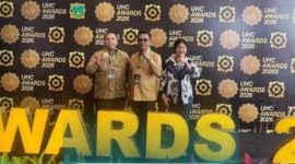 Wali Kota Padang Panjang Hendri Arnis menerima UHC Award 2026 di JIEXPO Kemayoran, Selasa (27/1/2026). (Foto: Kominfo Padang Panjang)