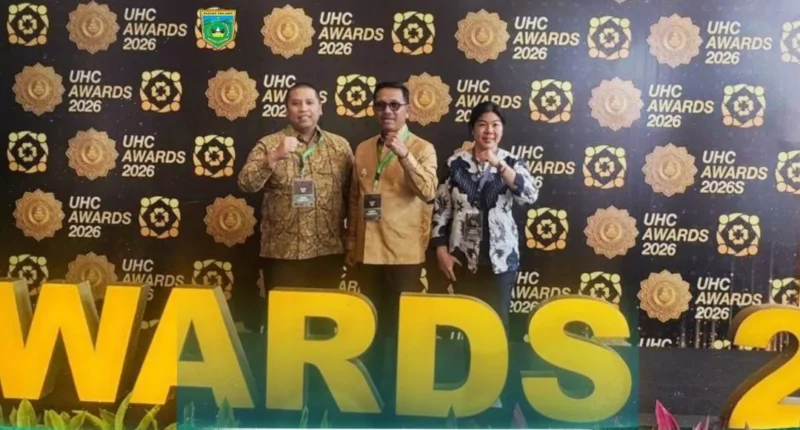 Wali Kota Padang Panjang Hendri Arnis menerima UHC Award 2026 di JIEXPO Kemayoran, Selasa (27/1/2026). (Foto: Kominfo Padang Panjang)
