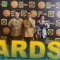 Wali Kota Padang Panjang Hendri Arnis menerima UHC Award 2026 di JIEXPO Kemayoran, Selasa (27/1/2026). (Foto: Kominfo Padang Panjang)
