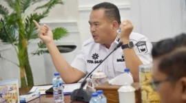 Wali Kota Pariaman Yota Balad mengikuti Rapat Koordinasi Pembahasan Alokasi Tambahan TKD 2026 melalui zoom meeting di Ruang Kerja Wali Kota, Rabu (21/1/2026). (Foto: Kominfo Kota Pariaman)
