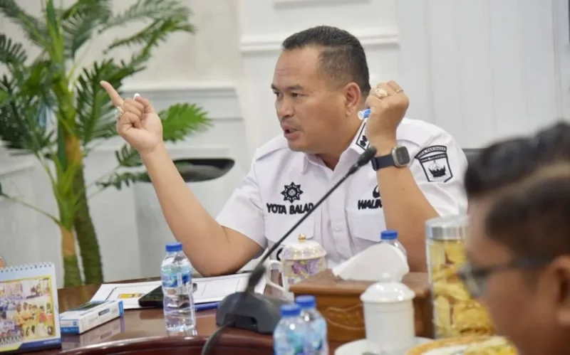 Wali Kota Pariaman Yota Balad mengikuti Rapat Koordinasi Pembahasan Alokasi Tambahan TKD 2026 melalui zoom meeting di Ruang Kerja Wali Kota, Rabu (21/1/2026). (Foto: Kominfo Kota Pariaman)