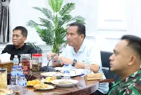 Wali Kota Pariaman Yota Balad melaporkan dampak bencana hidrometeorologi kepada Gubernur Sumbar, Mahyeldi Ansharullah secara daring, Senin (5/1/2026) malam. (Foto: Kominfo Pariaman)