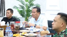 Wali Kota Pariaman Yota Balad melaporkan dampak bencana hidrometeorologi kepada Gubernur Sumbar, Mahyeldi Ansharullah secara daring, Senin (5/1/2026) malam. (Foto: Kominfo Pariaman)