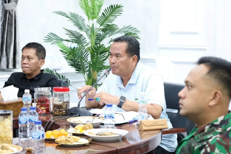Wali Kota Pariaman Yota Balad melaporkan dampak bencana hidrometeorologi kepada Gubernur Sumbar, Mahyeldi Ansharullah secara daring, Senin (5/1/2026) malam. (Foto: Kominfo Pariaman)