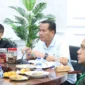 Wali Kota Pariaman Yota Balad melaporkan dampak bencana hidrometeorologi kepada Gubernur Sumbar, Mahyeldi Ansharullah secara daring, Senin (5/1/2026) malam. (Foto: Kominfo Pariaman)