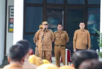 Wali Kota Pariaman, Yota Balad memimpin Apel Gabungan ASN tahun 2026 di Halaman Balai Kota Pariaman, Senin (5/1/2026). (Foto: Kominfo Pariaman)