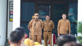 Wali Kota Pariaman, Yota Balad memimpin Apel Gabungan ASN tahun 2026 di Halaman Balai Kota Pariaman, Senin (5/1/2026). (Foto: Kominfo Pariaman)