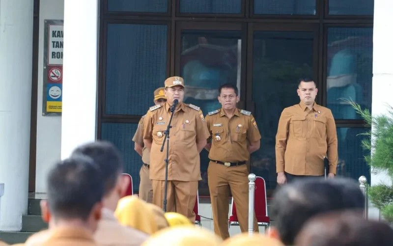 Wali Kota Pariaman, Yota Balad memimpin Apel Gabungan ASN tahun 2026 di Halaman Balai Kota Pariaman, Senin (5/1/2026). (Foto: Kominfo Pariaman)