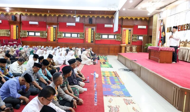 Wali Kota Pariaman Yota Balad menyampaikan sambutan saat Tabligh Akbar di Aula Balai Kota Pariaman, Jumat (2/1/2026). (Foto: Kominfo Pariaman)