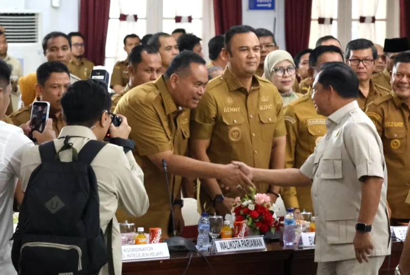 Wali Kota Pariaman Yota Balad mengikuti Rakor percepatan rehabilitasi dan rekonstruksi pascabencana Sumbar di Auditorium Gubernur, Selasa (14/1). (Foto: Kominfo Kota Pariaman)