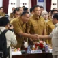 Wali Kota Pariaman Yota Balad mengikuti Rakor percepatan rehabilitasi dan rekonstruksi pascabencana Sumbar di Auditorium Gubernur, Selasa (14/1). (Foto: Kominfo Kota Pariaman)