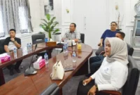 Wali Kota Pariaman Yota Balad saat Rakor secara daring bersama Mendagri Tito Karnavian dari ruang kerjanya, Jumat (9/1/2026). (Foto: Kominfo Pariaman)