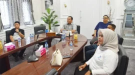 Wali Kota Pariaman Yota Balad saat Rakor secara daring bersama Mendagri Tito Karnavian dari ruang kerjanya, Jumat (9/1/2026). (Foto: Kominfo Pariaman)