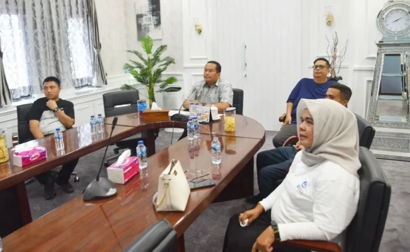 Wali Kota Pariaman Yota Balad saat Rakor secara daring bersama Mendagri Tito Karnavian dari ruang kerjanya, Jumat (9/1/2026). (Foto: Kominfo Pariaman)
