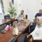 Wali Kota Pariaman Yota Balad saat Rakor secara daring bersama Mendagri Tito Karnavian dari ruang kerjanya, Jumat (9/1/2026). (Foto: Kominfo Pariaman)