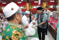Wali Kota Pariaman, Yota Balad menyerahkan bantuan sembako kepada guru MDTA se-Kota Pariaman, Sabtu (10/1). (Foto: Kominfo Pariaman)