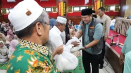 Wali Kota Pariaman, Yota Balad menyerahkan bantuan sembako kepada guru MDTA se-Kota Pariaman, Sabtu (10/1). (Foto: Kominfo Pariaman)