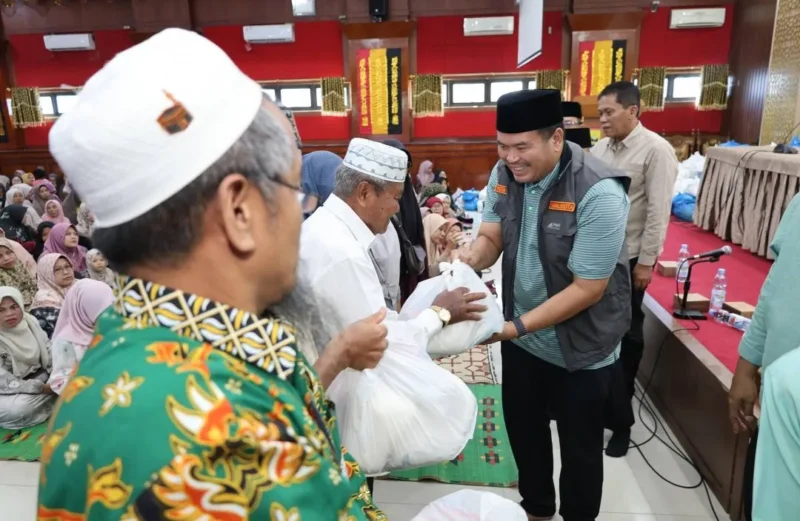 Wali Kota Pariaman, Yota Balad menyerahkan bantuan sembako kepada guru MDTA se-Kota Pariaman, Sabtu (10/1). (Foto: Kominfo Pariaman)