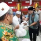 Wali Kota Pariaman, Yota Balad menyerahkan bantuan sembako kepada guru MDTA se-Kota Pariaman, Sabtu (10/1). (Foto: Kominfo Pariaman)