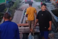 Warga Korong Maransi, Nagari Seulayat Ulakan, Kecamatan Ulakan Tapakis, Kabupaten Padang Pariaman membangun jembatan darurat secara swadaya. (Foto: Kominfo Padang Pariaman)