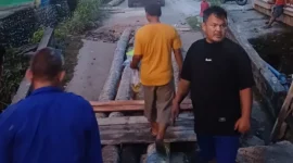 Warga Korong Maransi, Nagari Seulayat Ulakan, Kecamatan Ulakan Tapakis, Kabupaten Padang Pariaman membangun jembatan darurat secara swadaya. (Foto: Kominfo Padang Pariaman)