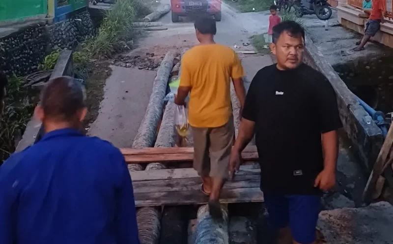 Warga Korong Maransi, Nagari Seulayat Ulakan, Kecamatan Ulakan Tapakis, Kabupaten Padang Pariaman membangun jembatan darurat secara swadaya. (Foto: Kominfo Padang Pariaman)