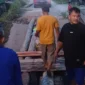 Warga Korong Maransi, Nagari Seulayat Ulakan, Kecamatan Ulakan Tapakis, Kabupaten Padang Pariaman membangun jembatan darurat secara swadaya. (Foto: Kominfo Padang Pariaman)