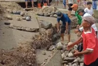 
Warga bergotong royong di sekitar aliran Sungai Batang Mangoi, Kabupaten Padang Pariaman, Minggu (4/1/2026). (Foto: Kominfo Padang Pariaman)