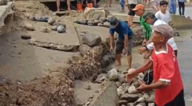 
Warga bergotong royong di sekitar aliran Sungai Batang Mangoi, Kabupaten Padang Pariaman, Minggu (4/1/2026). (Foto: Kominfo Padang Pariaman)