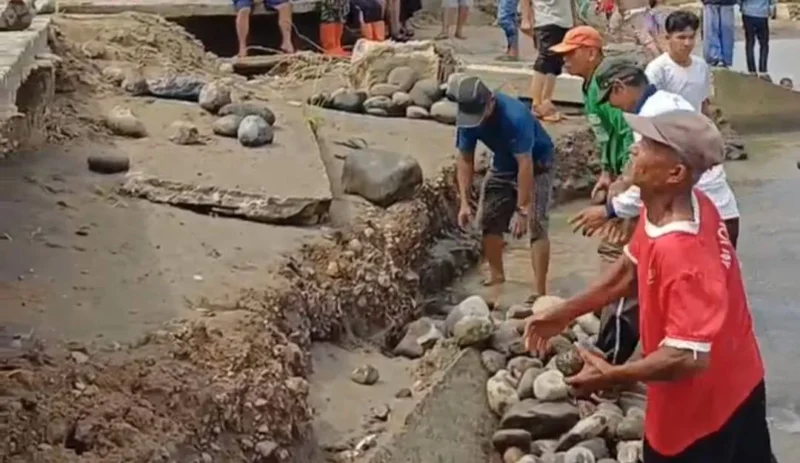 
Warga bergotong royong di sekitar aliran Sungai Batang Mangoi, Kabupaten Padang Pariaman, Minggu (4/1/2026). (Foto: Kominfo Padang Pariaman)
