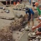 
Warga bergotong royong di sekitar aliran Sungai Batang Mangoi, Kabupaten Padang Pariaman, Minggu (4/1/2026). (Foto: Kominfo Padang Pariaman)