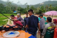 Evakuasi warga yang terjebak banjir di Pasar Lalang, Kecamatan Kuranji, Kota Padang pada Sabtu (31/1/2026). (Foto: WAG Pusdalops BPBD Padang)