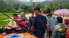 Evakuasi warga yang terjebak banjir di Pasar Lalang, Kecamatan Kuranji, Kota Padang pada Sabtu (31/1/2026). (Foto: WAG Pusdalops BPBD Padang)