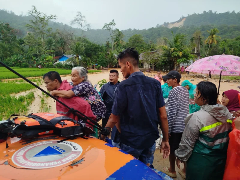 Evakuasi warga yang terjebak banjir di Pasar Lalang, Kecamatan Kuranji, Kota Padang pada Sabtu (31/1/2026). (Foto: WAG Pusdalops BPBD Padang)